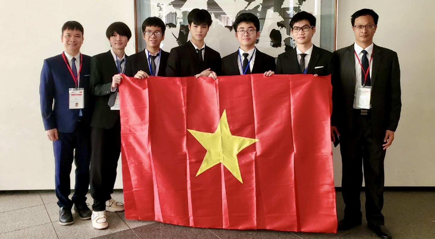 5 học sinh Việt Nam tham dự Olympic Vật lí quốc tế 2023 (đứng giữa) và các thầy giáo