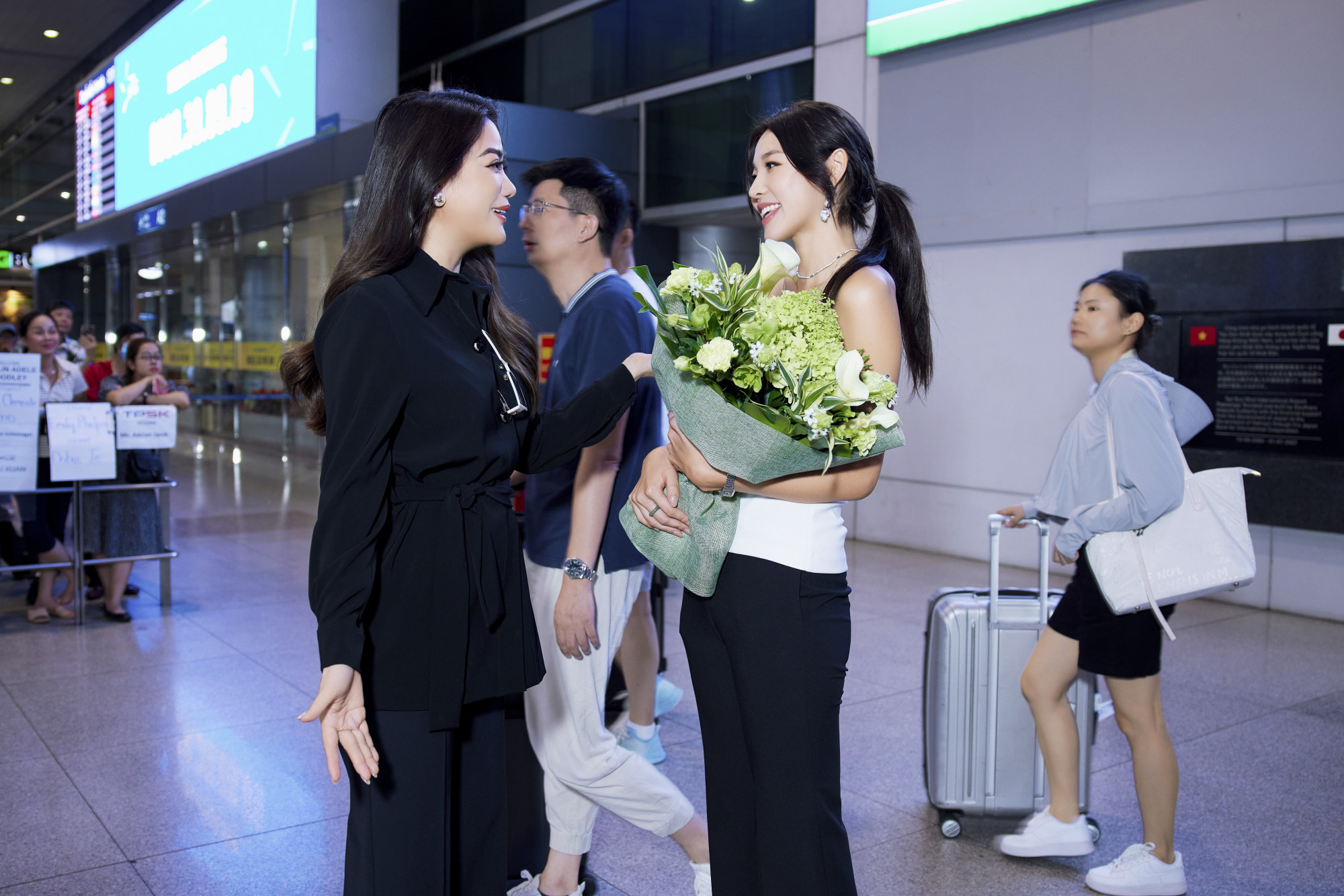 Xuất hiện tại sân bay Tân Sơn Nhất, Hoa hậu Miss Earth 2022 - Mina Sue Choi đã ghi điểm bởi phong cách giản dị cùng nhan sắc xinh đẹp. Diễn viên Trương Ngọc Ánh cùng với Ban tổ chức chương trình Miss Earth Việt Nam 2023 đã ra sân bay để đón Hoa hậu Mina Sue Choi.