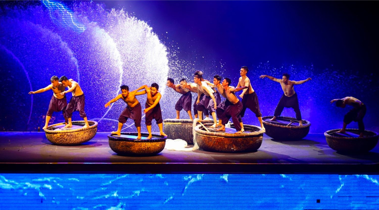 Fishermen Show còn có tên gọi tiếng Việt là Biểu diễn nhạc nước Huyền Thoại Làng Chài. Đây là một chương trình biểu diễn nghệ thuật được dàn dựng cực kì công phu, có sự tham gia của đông đảo các vũ công cùng các nghệ nhân chuyên nghiệp, nổi tiếng nhất. Đặc biệt, Fishermen Show có sự đầu tư, kết hợp của các hiệu ứng ánh sáng, âm thanh, kỹ xảo 3D và hệ thống phun nước vô cùng hiện đại. Với hệ thống sân khấu cực rộng, nơi đây có thể chứa đến 1500 khách vào các dịp cao điểm.