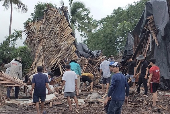 Lực lượng dân quân tự vệ cùng người dân khắc phục hậu quả nhà sập tại huyện Gò Quao (Kiên Giang).