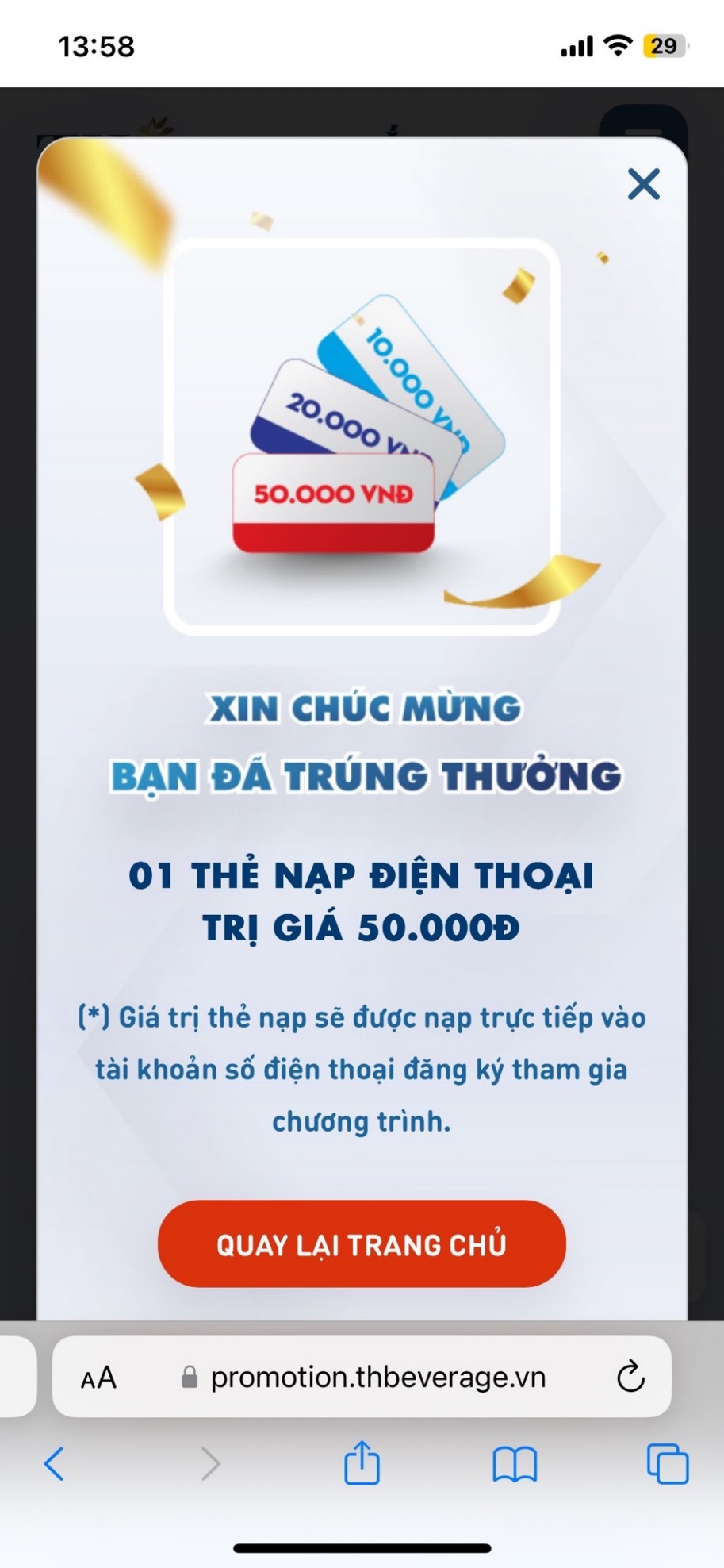 Minh Châu khoe phần thưởng nhận được sau khi chăm bóc nhãn chai