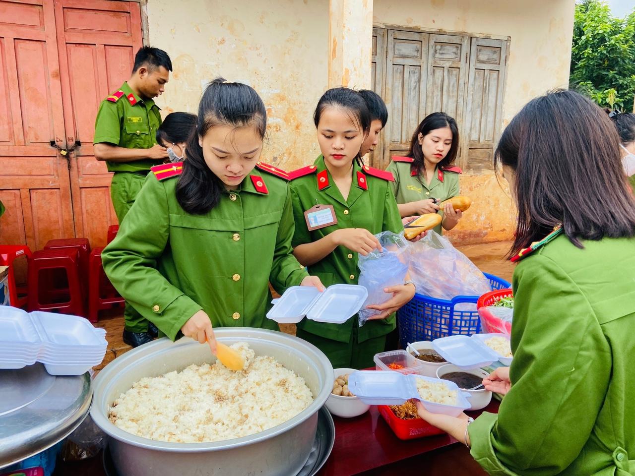 Lực lượng Công an huyện Ea H'leo chuẩn bị bữa ăn sáng cho nhiều người dân