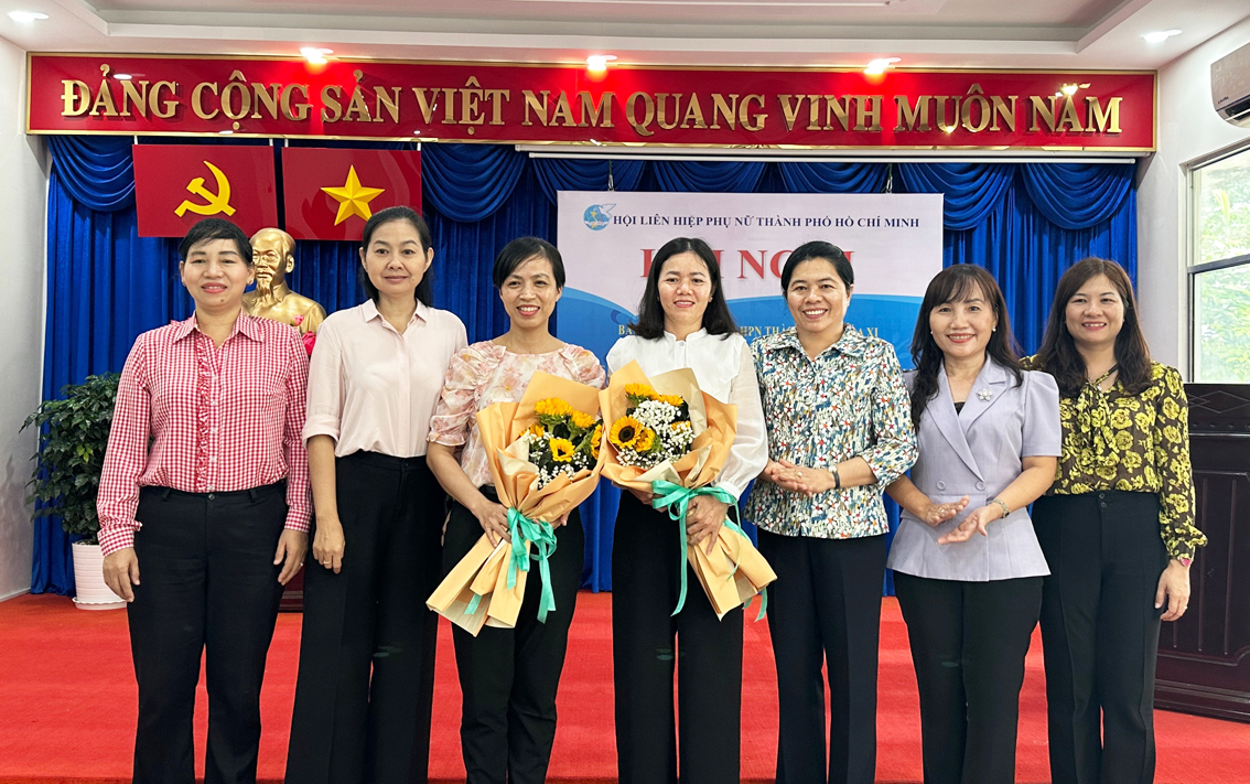 Lãnh đạo Hội LHPN TPHCM tặng hoa chúc mừng 2 nhân sự được bầu bổ sung vào Ban chấp hành Hội LHPN TPHCM, nhiệm kỳ 2021-2026 