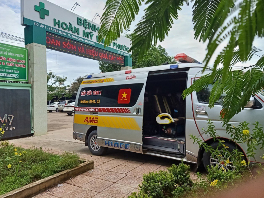 Nhóm bảo vệ Bệnh viện Hoàn Mỹ Bình Phước ngăn cản xe của nhóm thiện nguyện vào Bệnh viện chở bệnh nhân