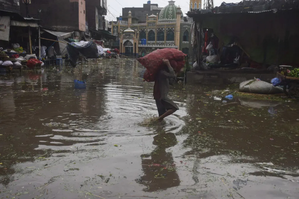 Đường phố ngập sau mưa lớn ở Lahore, Pakistan, ngày 5/7. Khi thời tiết gió mùa khắc nghiệt ập đến, thành phố đã nhận lượng mưa hơn 290mm trong vòng 10 giờ, phá vỡ kỷ lục 30 năm qua. (Ảnh: Anadolu Agency/Getty Images)