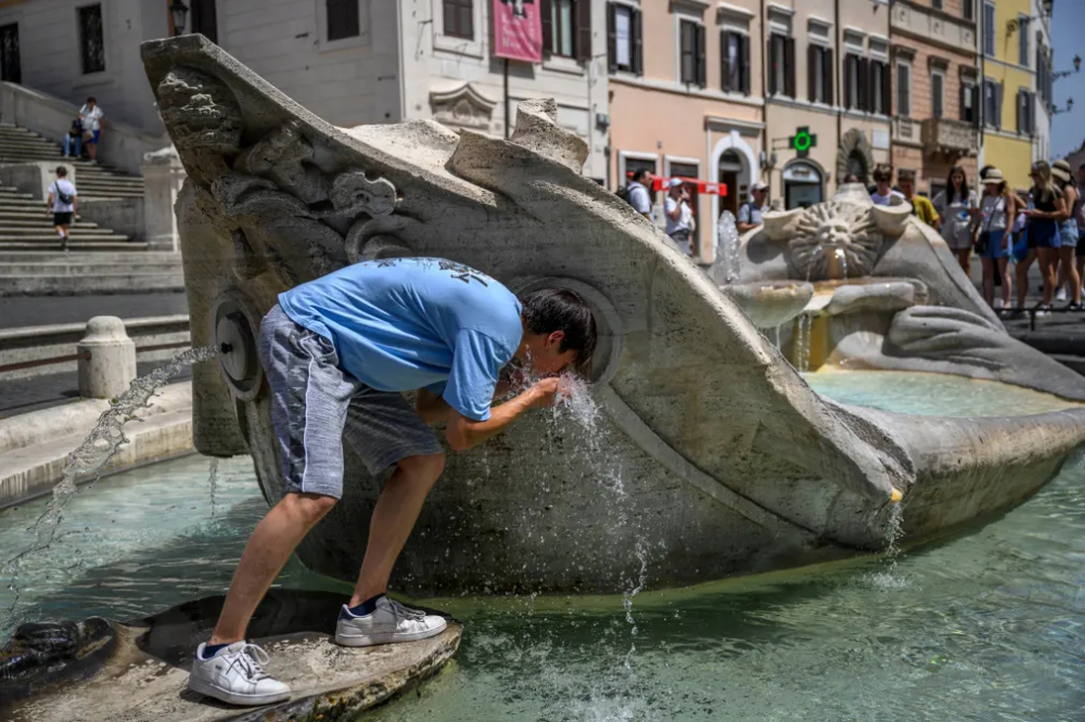 Người dân tìm cách giải nhiệt tại một đài phun nước ở quảng trường Piazza di Spagna (Bậc thang Tây Ban Nha) khi nhiệt độ lên tới 44oC vào ngày 17/7 tại Rome, Ý. Nhiều nơi ở Ý đã trải qua những ngày liên tiếp với nhiệt độ trên 40oC. (Ảnh: Antonio Masiello/Getty Images)