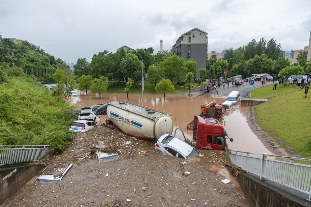 Các phương tiện bị ngập trong lũ lụt ở quận Wanzhou, thành phố Trùng Khánh phía tây nam Trung Quốc, ngày 14/7. Bão đã tàn phá 28 quận và huyện của Trùng Khánh với lượng mưa hàng ngày kỷ lục 227mm được ghi nhận tại quận Wanzhou. (Ảnh: Tân Hoa Xã/Shutterstock)