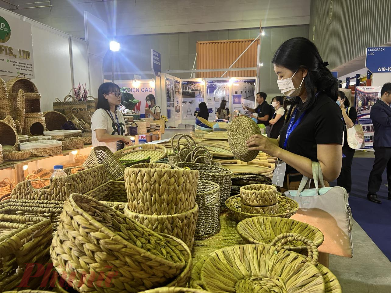 Doanh nghiệp xuất nhập khẩu tham gia hội chợ để tìm kiếm đơn hàng - Ảnh: Nguyễn Cẩm