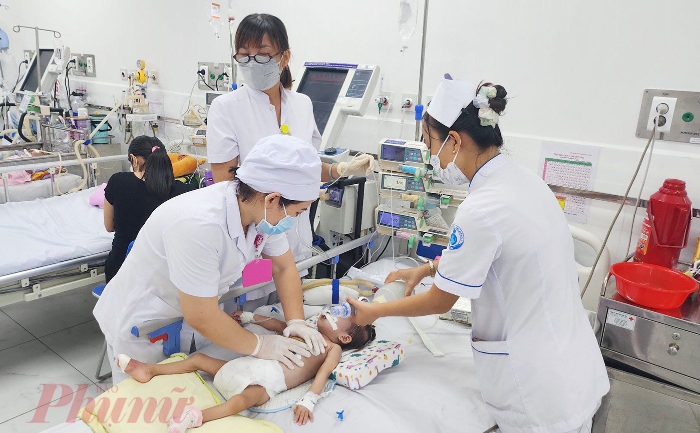 Một em bé đang được nhân viên y tế chăm sóc, hút đờm,... tại phòng cấp cứu của khoa Tim mạch