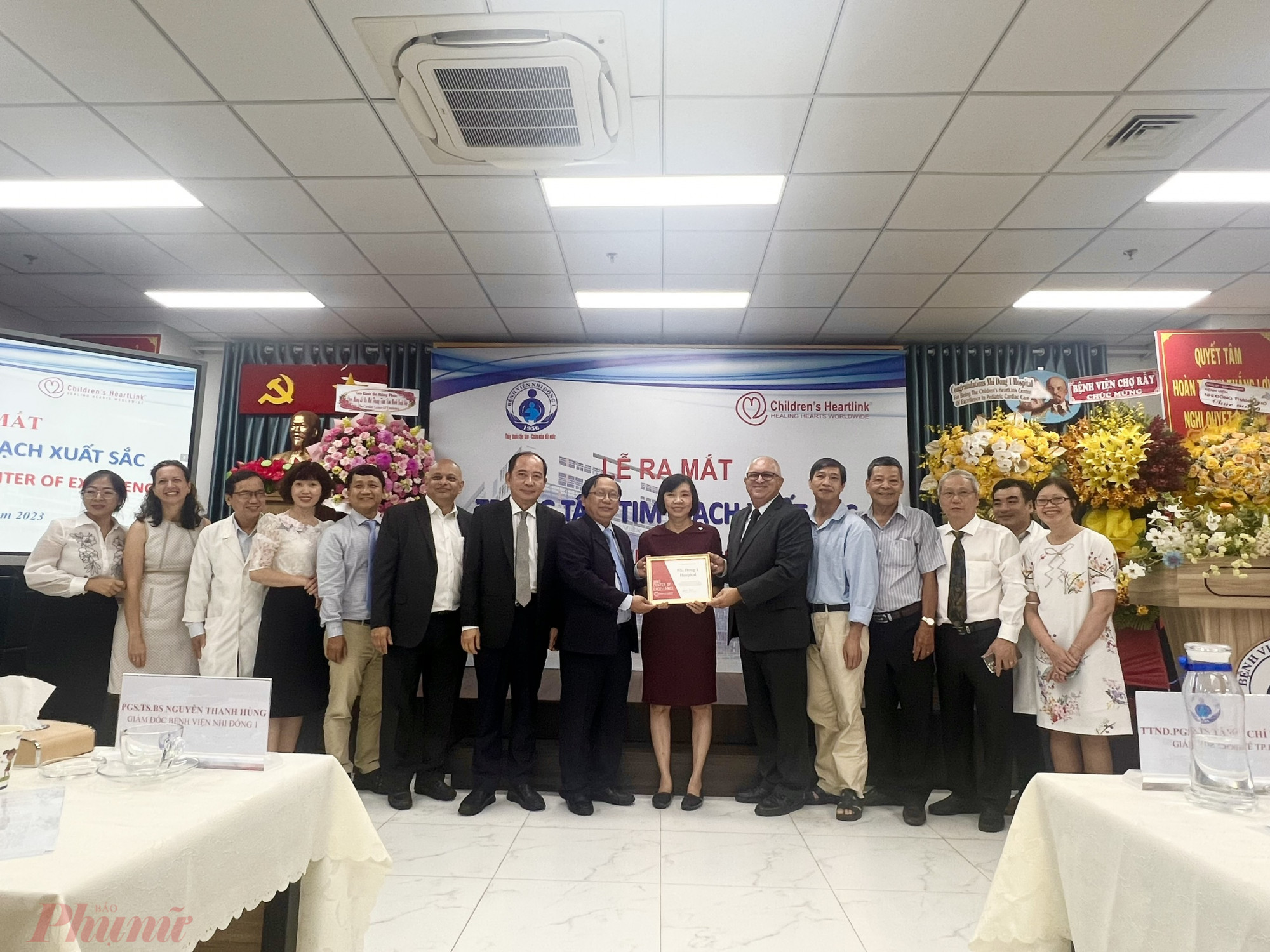 Bác sĩ Nguyễn Thanh Hùng nhận chứng nhận Trung tâm Tim mạch xuất sắc từ tổ chức 