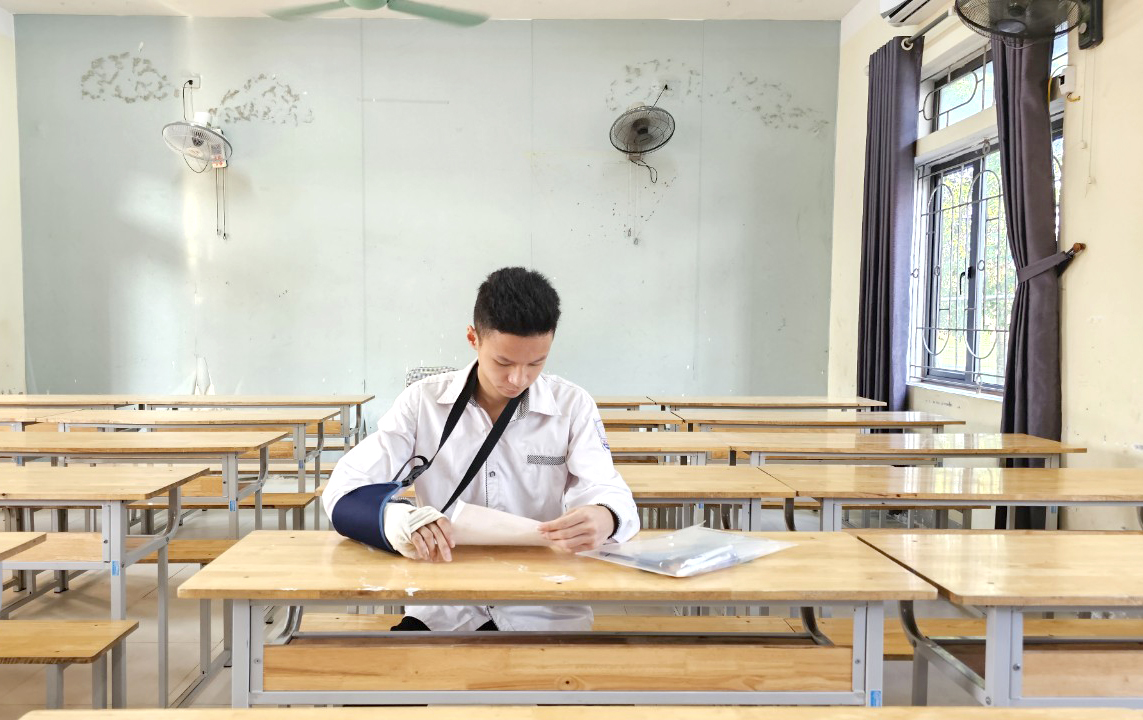 Đạt được bố trí phòng thi riêng, có giám thị chép hộ bài thi môn Ngữ văn - Ảnh: Khánh Trung
