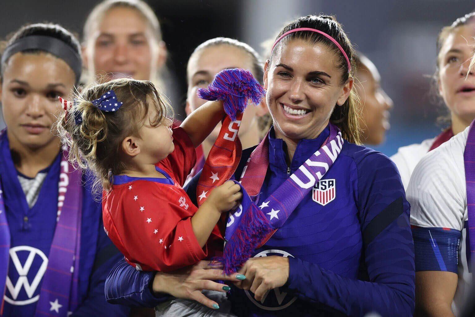 Alex Morgan, tuyển thủ 207 lần khoác áo đội Mỹ và con gái. Ảnh: Getty Images.