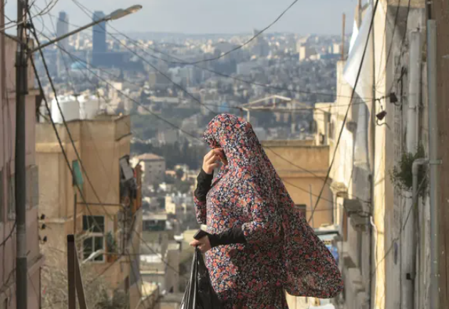 Một phụ nữ trên đường phố ở Amman, Jordan, một trong những quốc gia trong khu vực mà các quyền tự do của phụ nữ vẫn bị hạn chế. Ảnh: Artur Widak/Getty Images