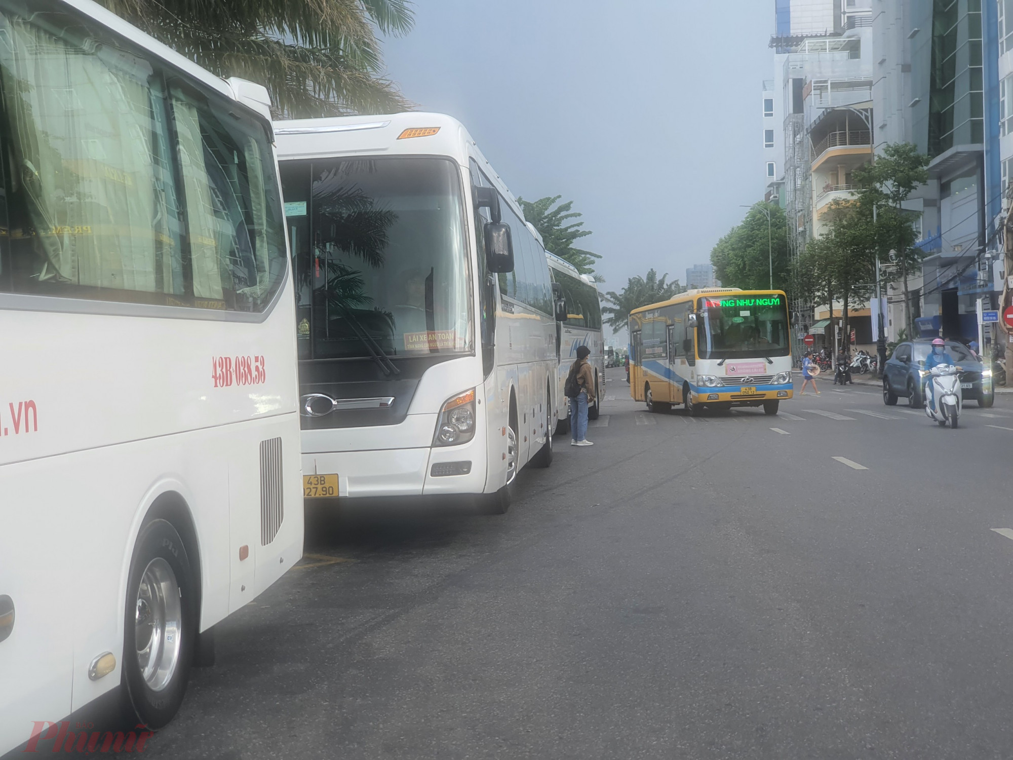 Xe du lịch chen lấn xe buýt trên đường Bạch Đằng, Đà Nẵng