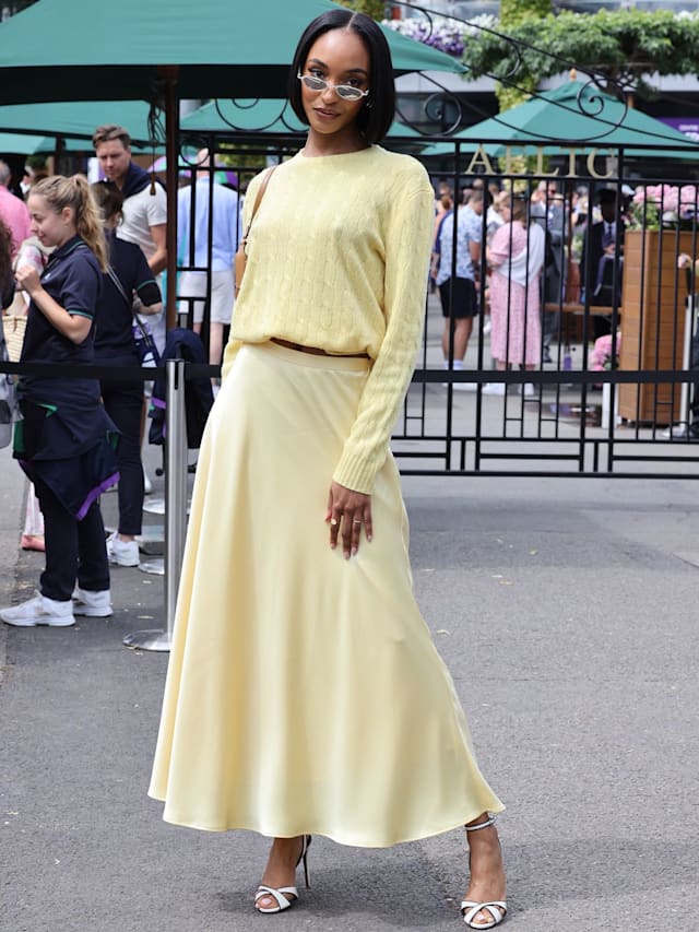 Jourdan Dunn; Siêu mẫu Anh Jourdan Dunn trông dịu dàng, nữ tính khi phối hợp áo đan móc màu vàng pastel với chiếc váy midi bằng lụa tông màu nhạt hơn đến từ thương hiệu Ralph Lauren. Người đẹp đi đôi giày cao gót hở mũi và gây chú ý với cặp mắt kính phong cách vintage