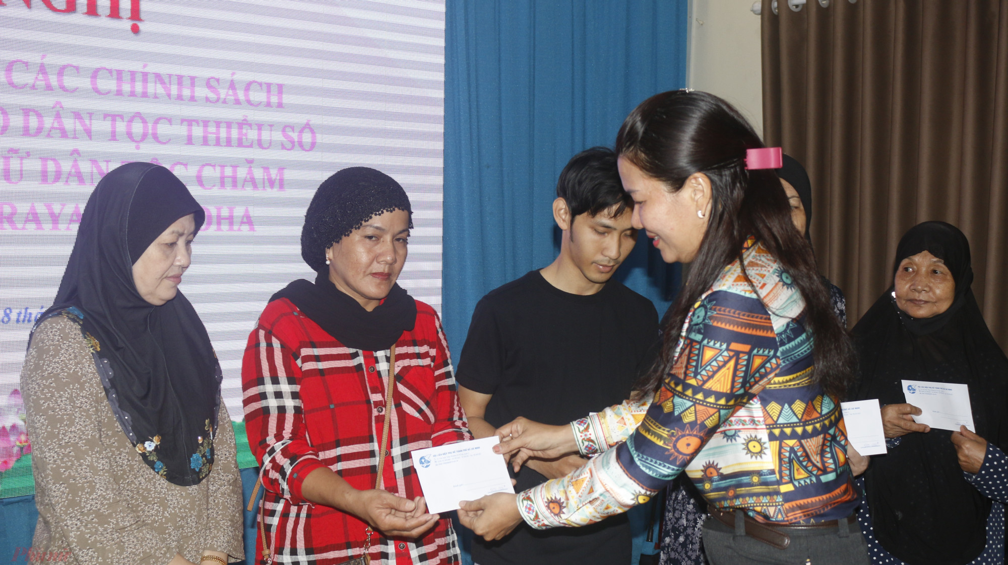 Chủ tịch Hội LHPN quận 10 trao quà cho đồng bào dân tộc thiểu số và phụ nữ Chăm.