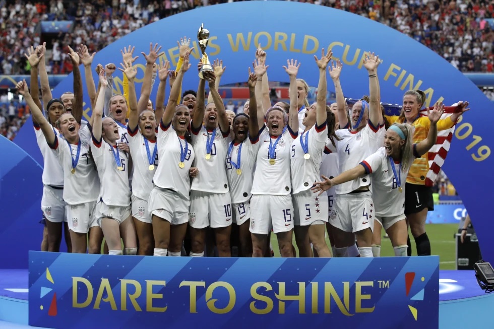 Đội tuyển Mỹ ăn mừng với chiếc cúp vô địch sau khi giành chiến thắng trong trận chung kết Giải bóng đá nữ thế giới giữa đội tuyển Hà Lan tại Stade de Lyon ở Decines, ngoại ô Lyon, Pháp.