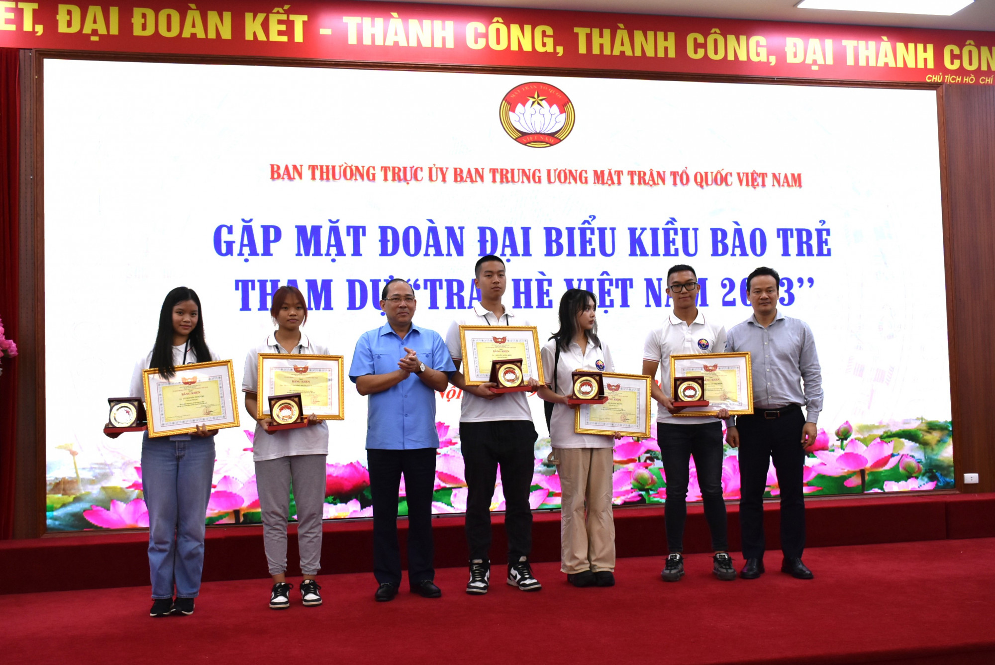 Một số kiều bào trẻ nhận bằng khen và biểu trưng của Ủy ban Trung ương MTTQ Việt Nam