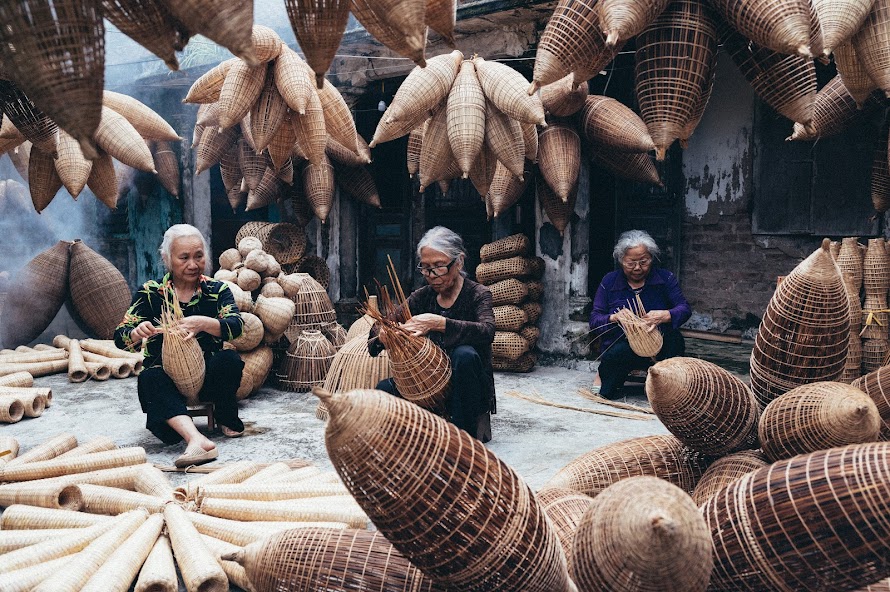 Không dừng lại ở công việc, đan đó trở thành cái cớ để người già ngồi tâm sự chuyện cũ, hàn huyên về chuyện đời, chuyện nghề.'