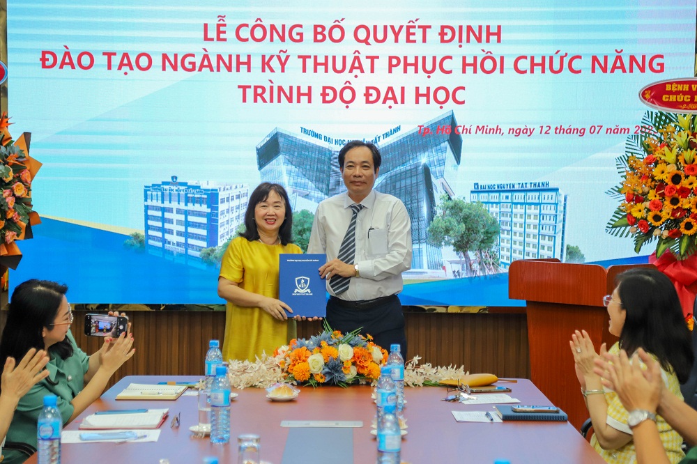 Bà Nguyễn Mai Lan - Chủ tịch Hội đồng trường trao quyết định cho TS.BS. Đỗ Trọng Ánh giữ chức vụ Trưởng ngành Kỹ thuật phục hồi chức năng - Ảnh: NTTU