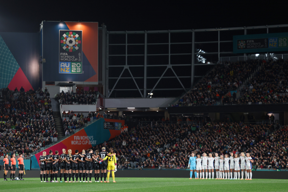 Các cầu thủ của New Zealand, các cầu thủ của Na Uy và các quan chức trận đấu dành 1 phút mặc niệm cho các nạn nhân của vụ xả súng ở Auckland trước trận đấu Bảng A Giải vô địch bóng đá nữ thế giới 2023 giữa New Zealand và Na Uy, tại sân Eden Park vào ngày 20 tháng 7. (Ảnh của Phil Walter/Getty Images)