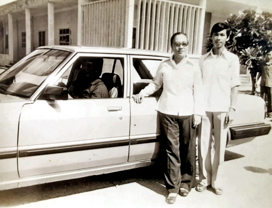 Bộ trưởng Bộ Giáo dục Nguyễn Thị Bình và  tác giả - tấm ảnh được một lãnh đạo tỉnh Đồng Tháp chụp năm 1982