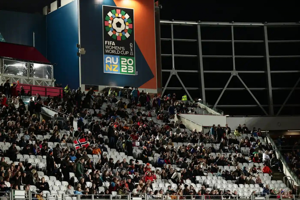 Người hâm mộ Na Uy bên trong sân vận động trước trận đấu. (Ảnh: David Rowland / Reuters)