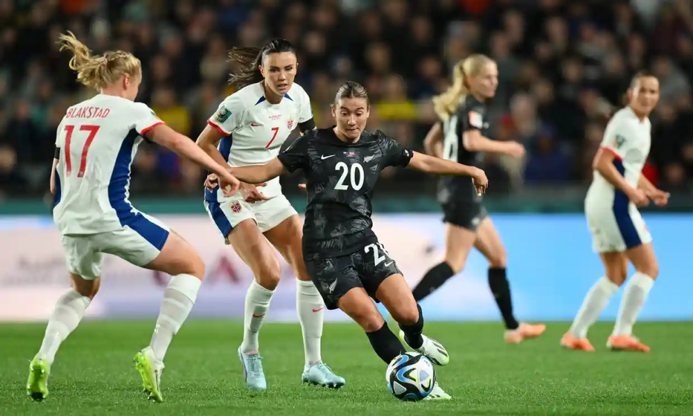 Giải vô địch bóng đá nữ thế giới 2023 khai mạc với trận New Zealand (áo đen) đấu với Na Uy tại sân Eden Park ở Auckland. (Ảnh: Hannah Peters/FIFA/Getty Images)