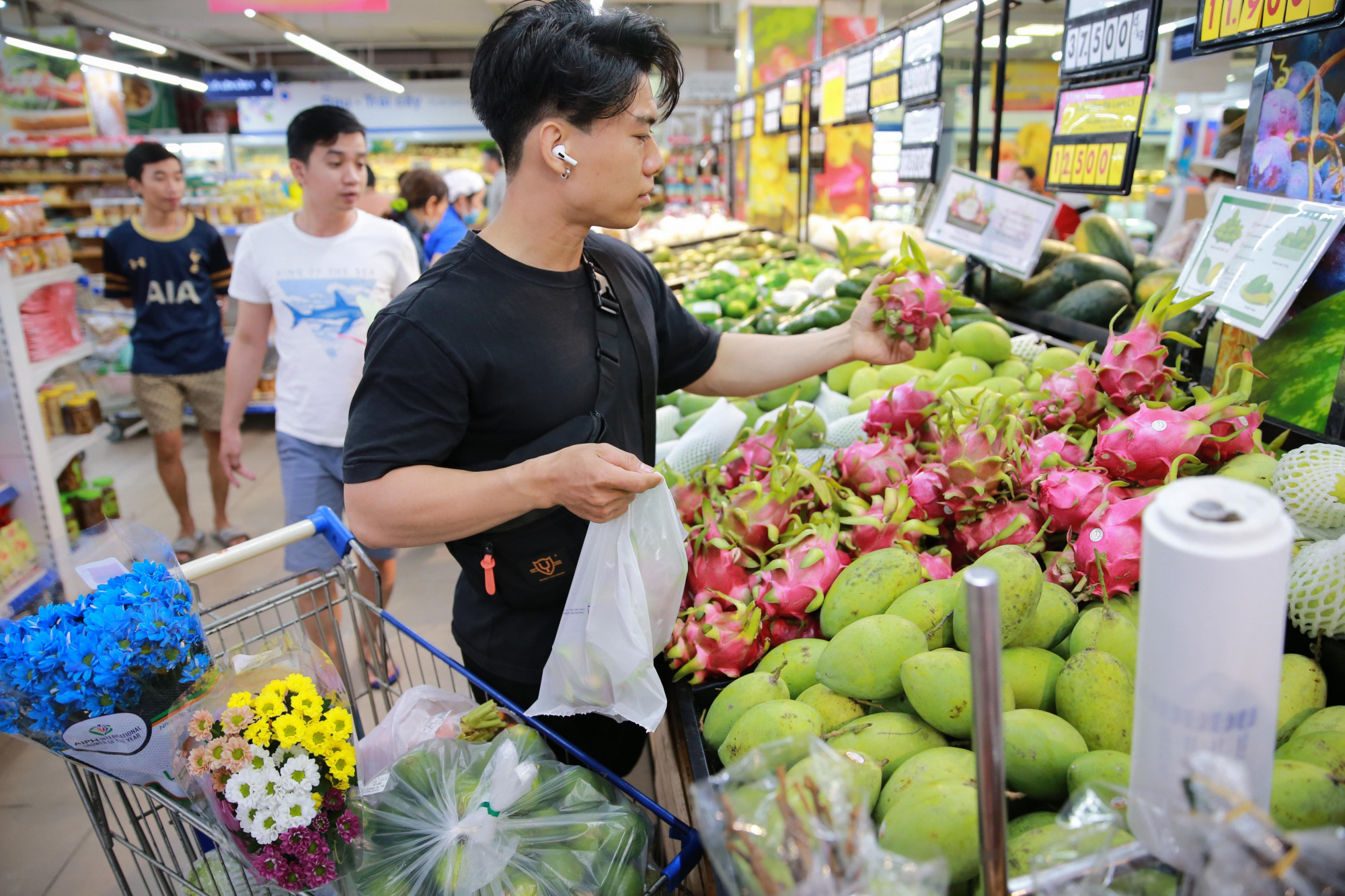 Phong phú nhiều loại trái cây luân phiên giảm giá vào cuối tuần này tại hệ thống Co.opmart và Co.opXtra - Ảnh: Saigon Co.op