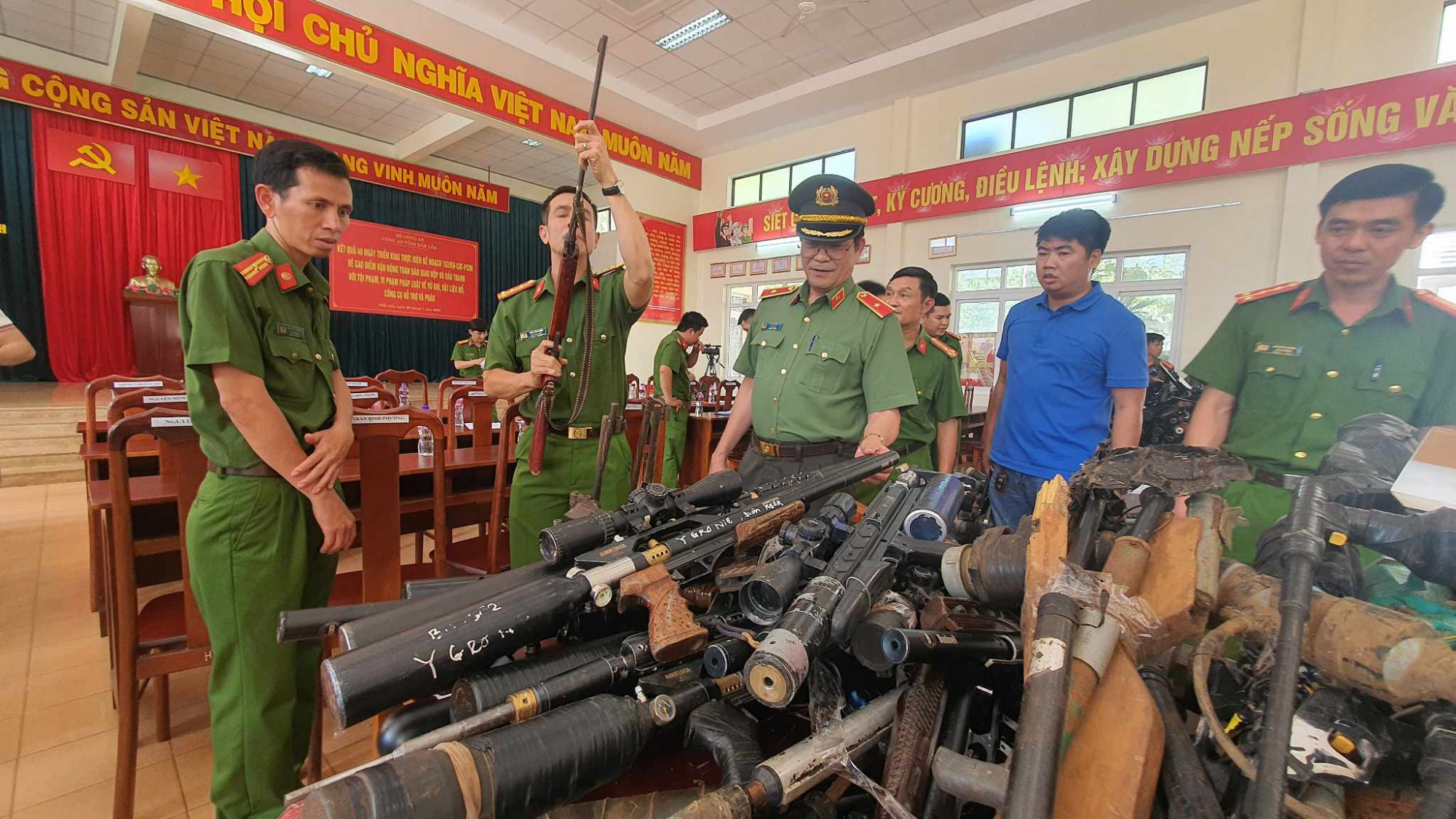 Sau 40 ngày thực hiện đợt cao điểm, Công an tỉnh Đắk Lắk thu hồi được 4.576 vũ khí các loại