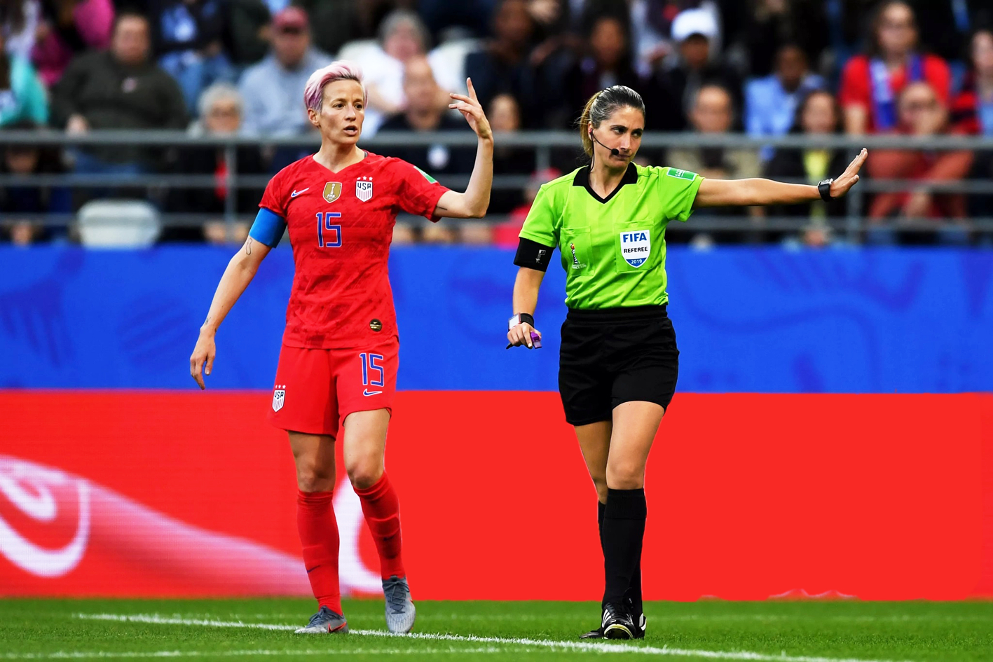 Trọng tài María Laura Fortunato (phải) điều khiển trận đấu giữa đội tuyển Mỹ  và Thái Lan tại Giải vô địch bóng đá nữ thế giới năm 2019 ở Pháp - Nguồn ảnh: FIFA
