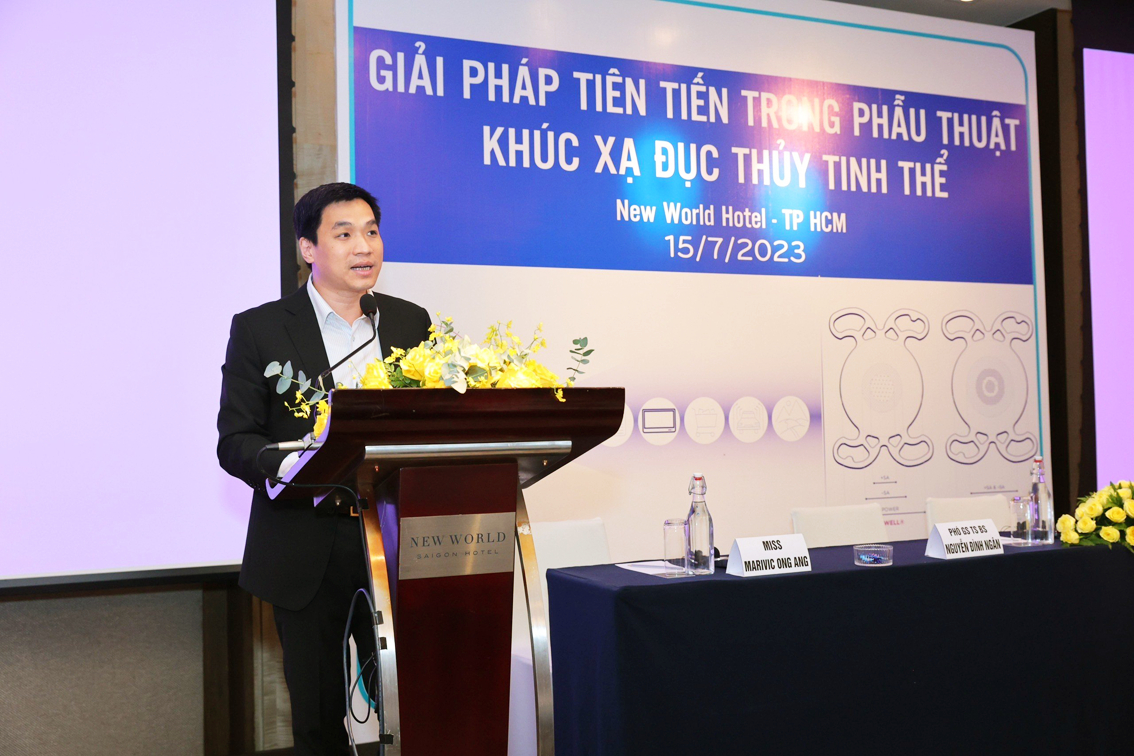 Phó giáo sư, tiến sĩ, bác sĩ Nguyễn Đình Ngân - Phó giám đốc Bệnh viện Quân y 103, Chủ nhiệm bộ môn mắt Học viện Quân y - phát biểu khai mạc hội thảo Giải pháp tiên tiến trong phẫu thuật khúc xạ đục thủy tinh thể tổ chức ngày 15/7 tại TPHCM