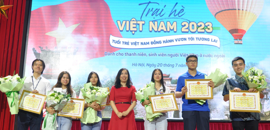 Thứ trưởng Bộ Ngoại giao Lê Thị Thu Hằng trao khen tặng của Ủy ban Nhà nước về người Việt Nam ở nước ngoài cho 6 kiều bào trẻ tiêu biểu