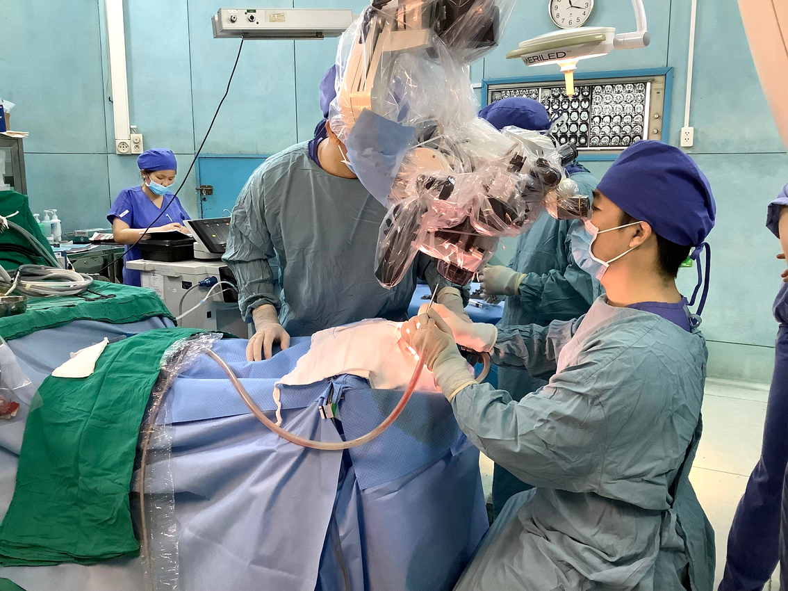 Bác sĩ Đặng Đỗ Thanh Cần phẫu thuật điều trị động kinh cho bệnh nhi L.P.B.Q. năm 2019 - Ảnh do bệnh viện cung cấp