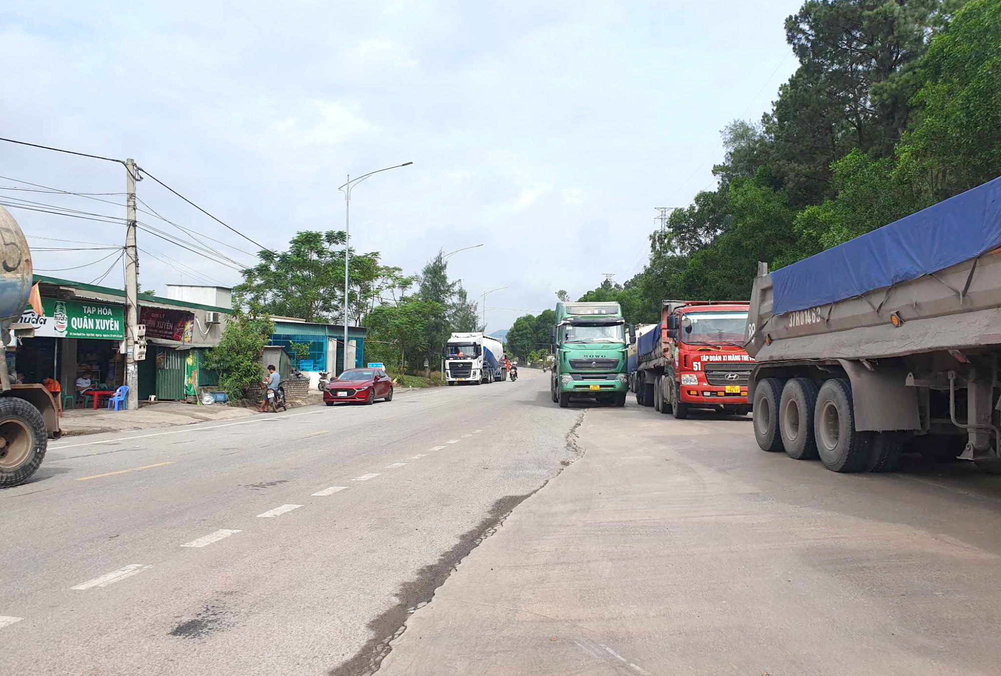 Sự việc khiến nhiều xe tải phải dừng bên đường - Ảnh: Khánh Trung