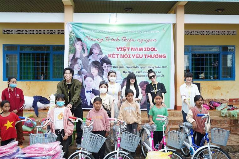 Hoạt động từ thiện của Công ty Việt Nam Idol - Ảnh: Công ty Việt Nam Idol