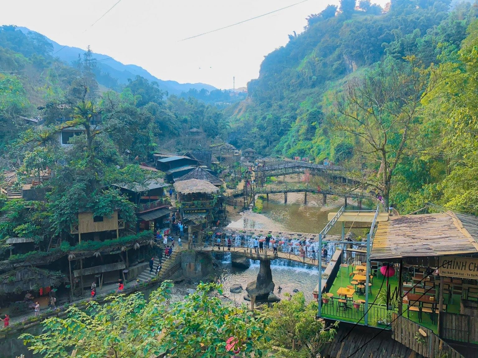  Thung lũng Mường Hoa Địa chỉ: xã Hầu Thào, Sapa, Lào Cai Chúng ta có thể cảm nhận một Sapa hoang sơ nhất ở nơi nào? Câu trả lời chắc chắn sẽ có tên Mường Hoa. Thung lũng đẹp đẽ này nằm cách trung tâm thị trấn hơn 10km với đường đi không thể gọi là thuận lợi, nhưng khi đã đến nơi, ta nhất định sẽ cảm thấy quãng đường đó thật đáng giá! Mường Hoa nổi tiếng nhất với những đồi ruộng bậc thang ngút ngàn, gối đầu lên nhau tạo ra các bậc thang vàng óng như đường lên thiên giới thực sự. Nếu muốn ngắm trọn vẹn khoảnh khắc này, bạn có thể đến đây vào tháng 9 - tháng 11. Thung lũng Mường Hoa Vẻ đẹp nguyên sơ của thiên nhiên Sapa sẽ được thể hiện qua thung lũng Mường Hoa. @internet Lúa xanh dưới thung lũng Mường Hoa Màu lúa xanh dưới thung lũng Mường Hoa . @fabtym Ngược lại vào tháng 3 - tháng 5, sắc xanh tươi non sẽ nhuộm màu cả thung lũng. Giữa các thửa ruộng, hạ lưu thác Bạc chảy thành dòng suối yên ả, len lỏi giữ ruộng nương và các cánh đồng hoa dại tuyệt đẹp. Sau khi ngắm cảnh núi đồi, bạn có thể nhờ các hướng dẫn viên du lịch “nhí đưa đến cầu Mây - cầu treo nối liền hai bờ suối cực chill. Vào tháng 12, nếu may mắn, chúng ta sẽ được ngắm cảnh tuyết rơi trắng xoá thung lũng, đọng trên nếp nhà sàn như một khung cảnh trong phim. Dĩ nhiên thời tiết lúc này khá lạnh nên hãy chuẩn bị đầy đủ trang phục và đặt phòng khách sạn Sapa trước nhé!]