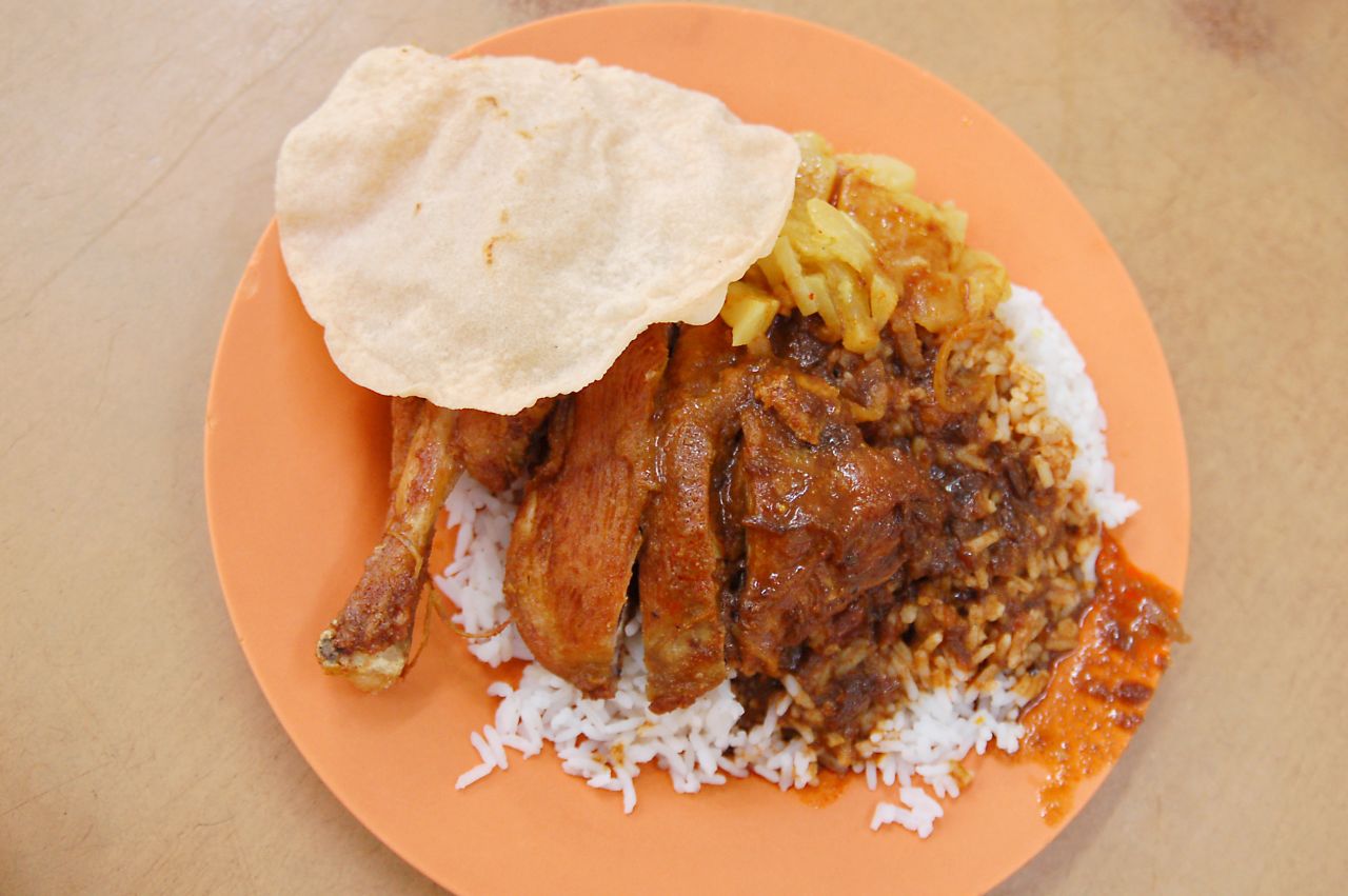 Nasi kandar là một món ăn phổ biến ở miền bắc Malaysia từ Penang, ban đầu được giới thiệu bởi các thương nhân Hồi giáo Tamil từ Ấn Độ. Bữa ăn bao gồm cơm trắng kết hợp với một loạt món cà ri, món ăn kèm và nước thịt riêng biệt. Việc lựa chọn các món cà ri bao gồm nhiều loại rau, hải sản hoặc thịt