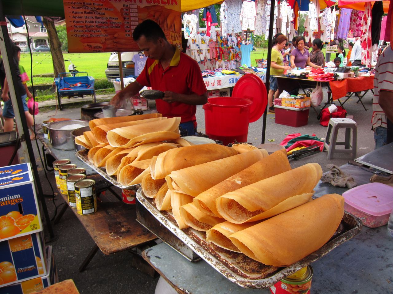 2. Apam balik Được dịch từ tiếng Anh-Apam balik còn được gọi là Martabak Manis, terang bulan, bánh kếp đậu phộng hoặc mànjiānguǒ, là một món tráng miệng ngọt có nguồn gốc từ ẩm thực Phúc Kiến, hiện bao gồm nhiều loại tại các quầy hàng hoặc nhà hàng chuyên biệt ven đường trên khắp Brunei, Indonesia, Malaysia và Singapore