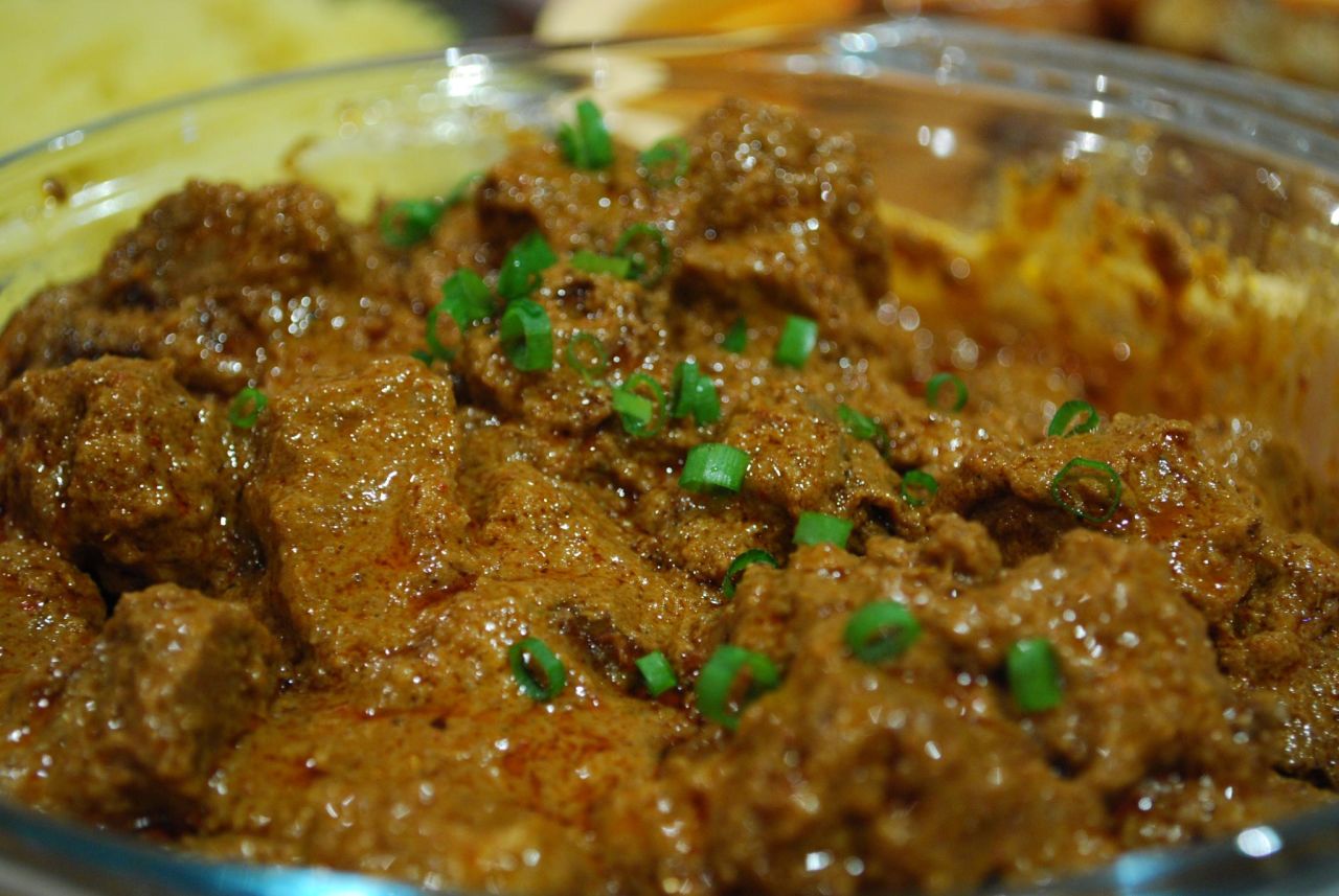 Rendang là một món thịt đỏ vị cay của Indonesia có nguồn gốc từ người Minangkabau của Indonesia. Nó đã lan tỏa khắp Indonesia đến các món ăn của các nước Đông Nam Á láng giềng như Singapore, Malaysia & Philippines. Wikipedia