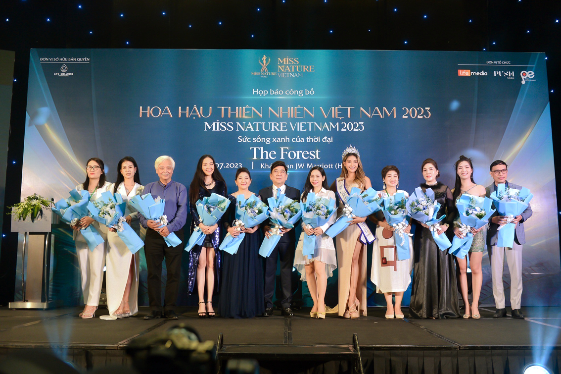 Cuộc thi Hoa hậu Thiên nhiên Việt Nam 2023 sẽ trao 1 giải hoa hậu, 3 giải á hậu, 11 giải thưởng phụ, danh hiệu cho đại diện 63 tỉnh, thành (ảnh họp báo công bố cuộc thi tại Hà Nội ngày 14/7) - Nguồn ảnh: Fanpage cuộc thi