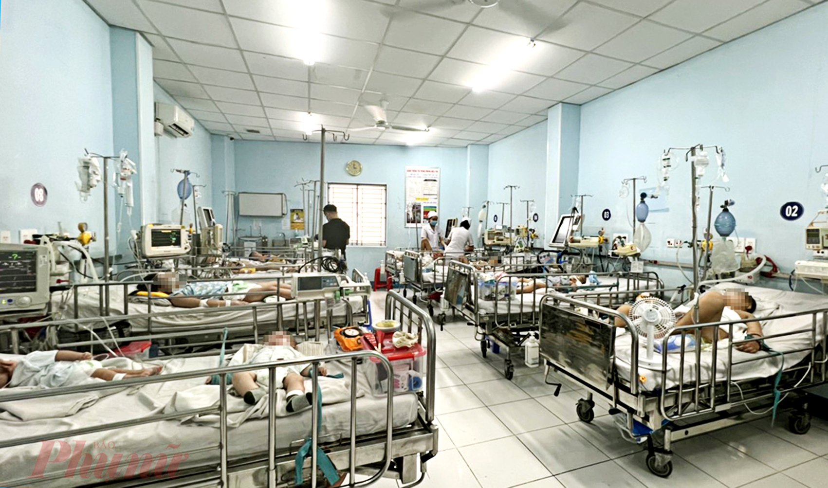 Trẻ mắc tay chân miệng điều trị nội trú tại Bệnh viện Nhi Đồng 1