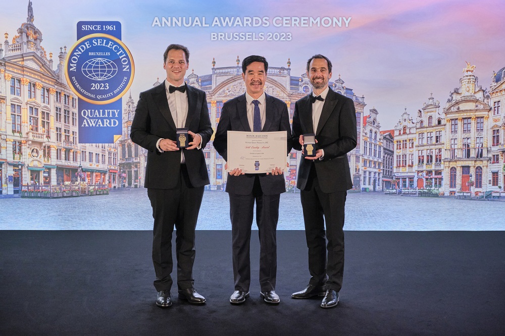 Đại diện Vinamilk nhận giải Giải Vàng quốc tế về chất lượng 2023 (Gold Award 2023) từ tổ chức Monde Selection (Bỉ) - Ảnh: Vinamilk