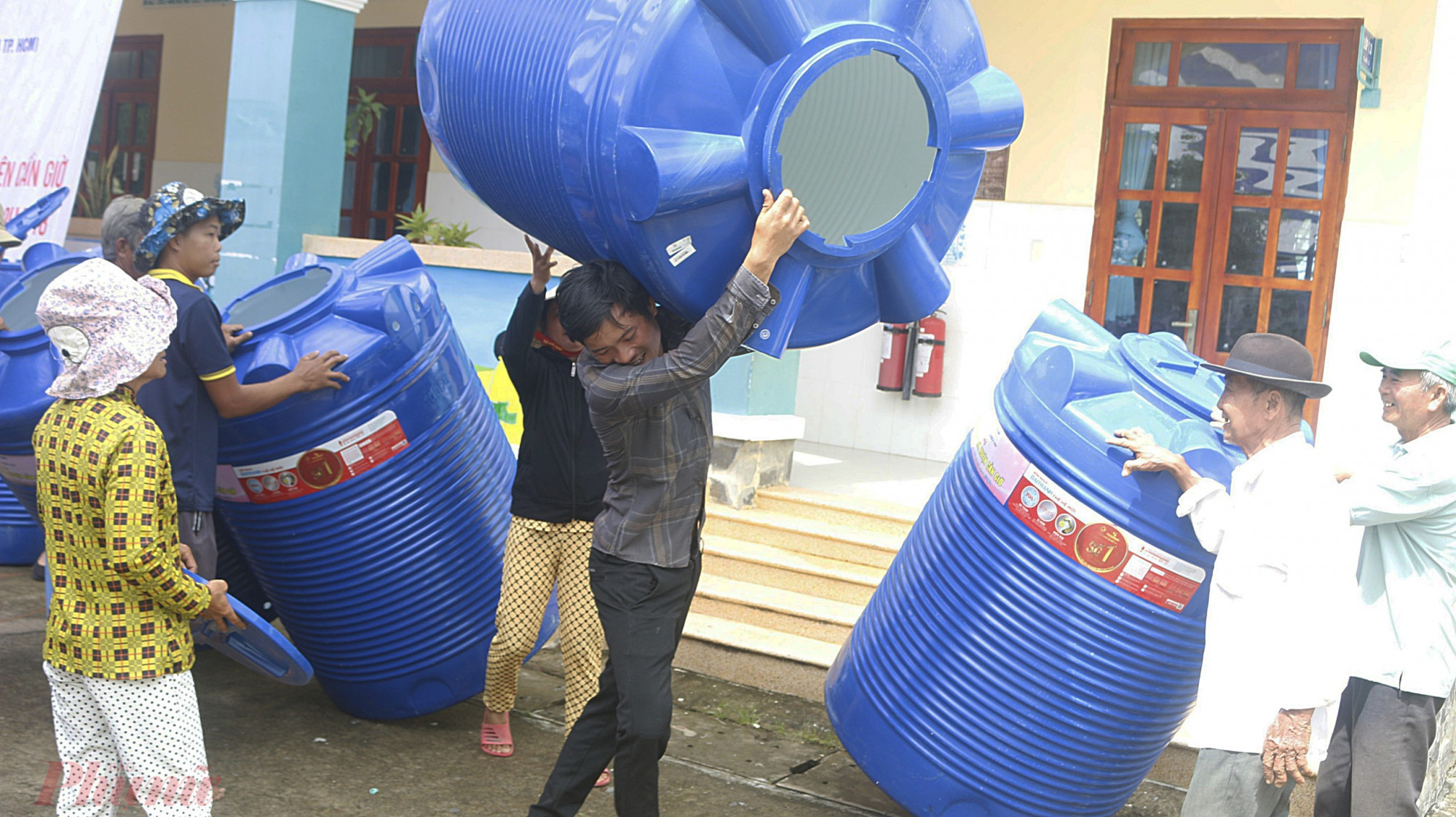 Người dân xã đảo Thạnh Anh vui mừng nhận được bồn chứa nước công suất lớn.