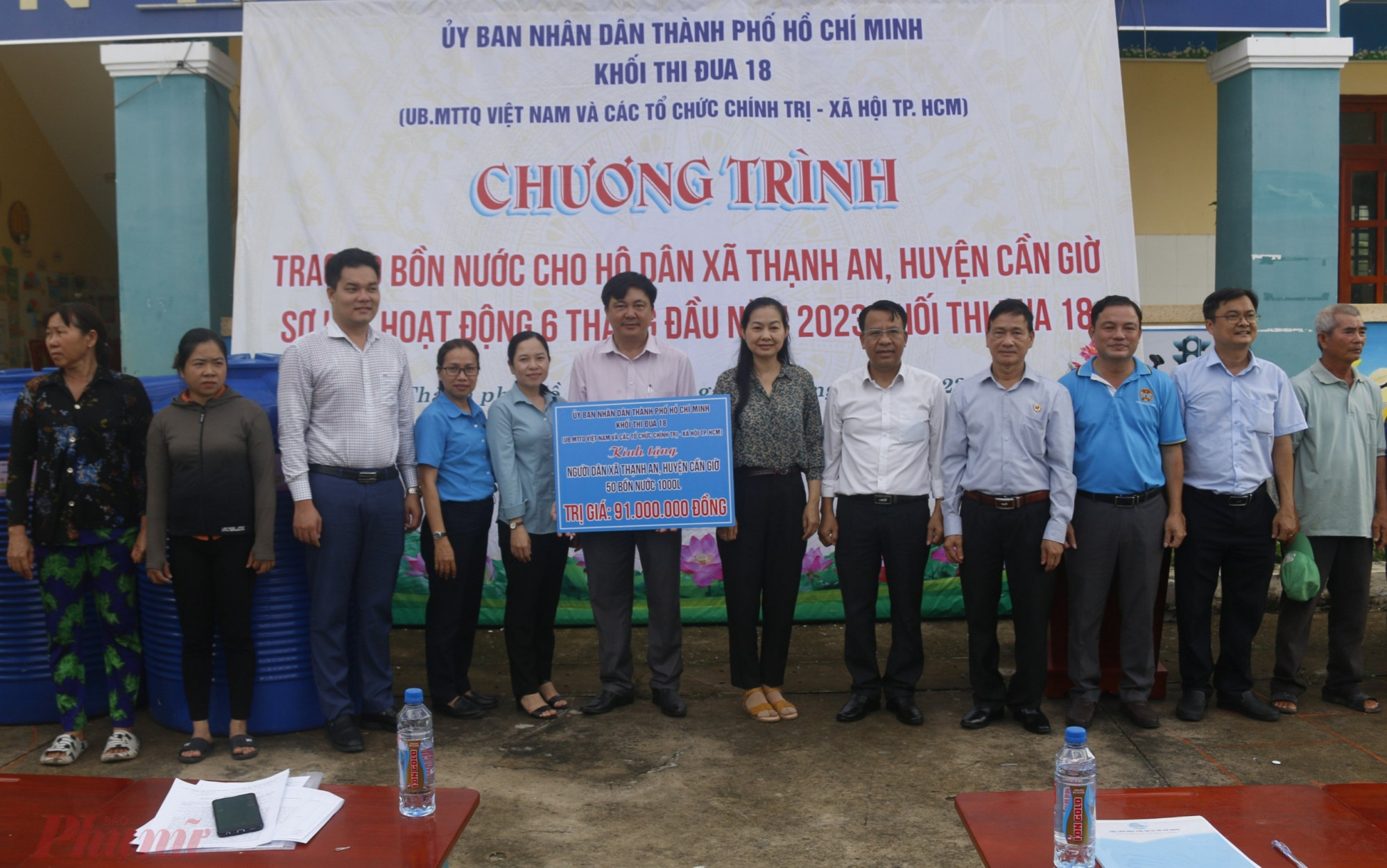 Lãnh đạo Khối thi đua 18 trao tặng bảng tượng trưng 50 bồn chứa nước cho lãnh đạo xã Thạnh An, huyện Cần Giờ.