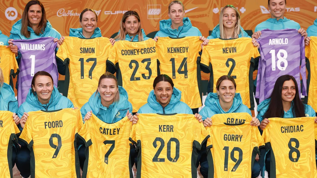 Trang phục màu vàng truyền thống của đội chủ nhà Úc được làm mềm bằng các hoa văn chìm. 