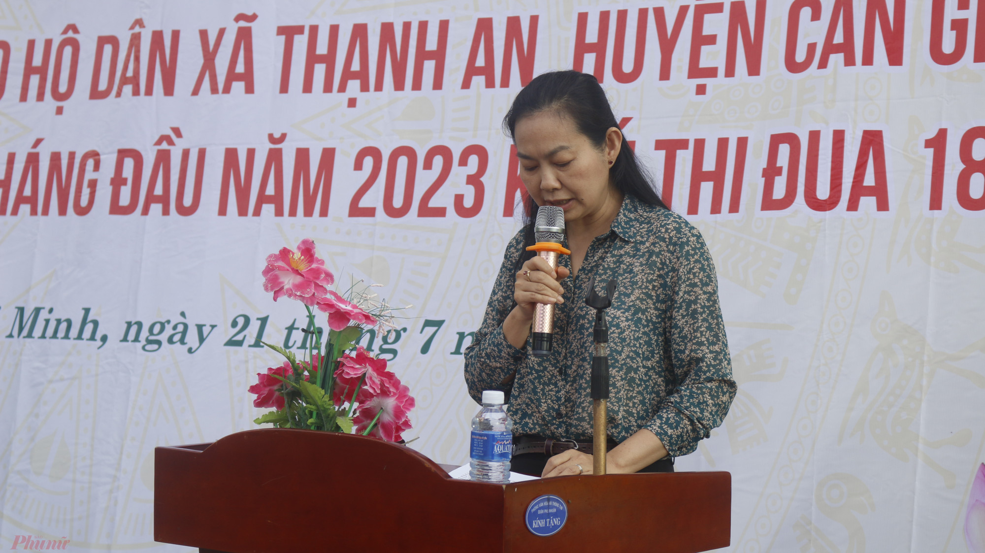 Bà Lâm Thị Ngọc Hoa chia sẻ về thành quả mà các đơn vị thuộc Khối thi đua 18 đạt được trong 6 tháng đầu năm 2023.