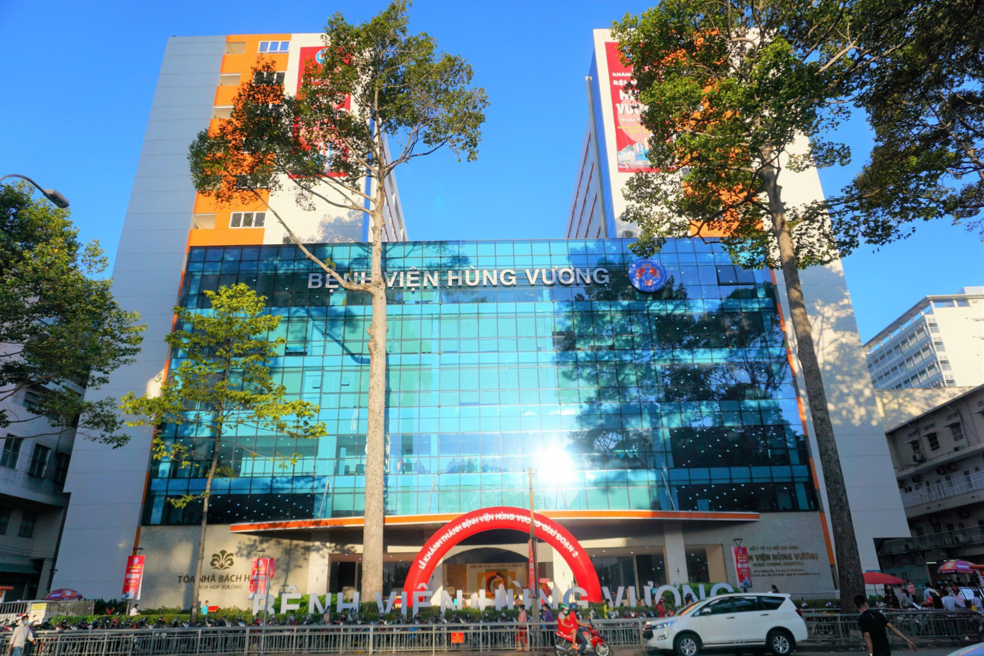 Đứng đầu trong 10 bệnh viện tốt nhất TPHCM là Bệnh viện Hùng Vương, đây là một trong những bệnh viện sản phụ khoa tuyến trung ương, hạng nhất hàng đầu tại khu vực phía Nam. Với quy mô 900 giường, mỗi năm chào đón khoảng 35.000 đến 40.000 đứa trẻ, trong đó có 20.000 đến 25.000 ca phẫu thuật.  Bệnh viện có hệ thống xét nghiệm tự động, phòng mổ đạt tiêu chuẩn chất lượng cao, thành lập khoa di truyền y học, khoa hiếm muộn với cơ sở vật chất hiện đại và đầy đủ trang thiết bị đạt tiêu chuẩn RTAC (tiêu chuẩn quốc tế về chất lượng kỹ thuật thụ tinh trong ống nghiệm – TTTON) góp phần nâng cao tỉ lệ thành công trong TTTON