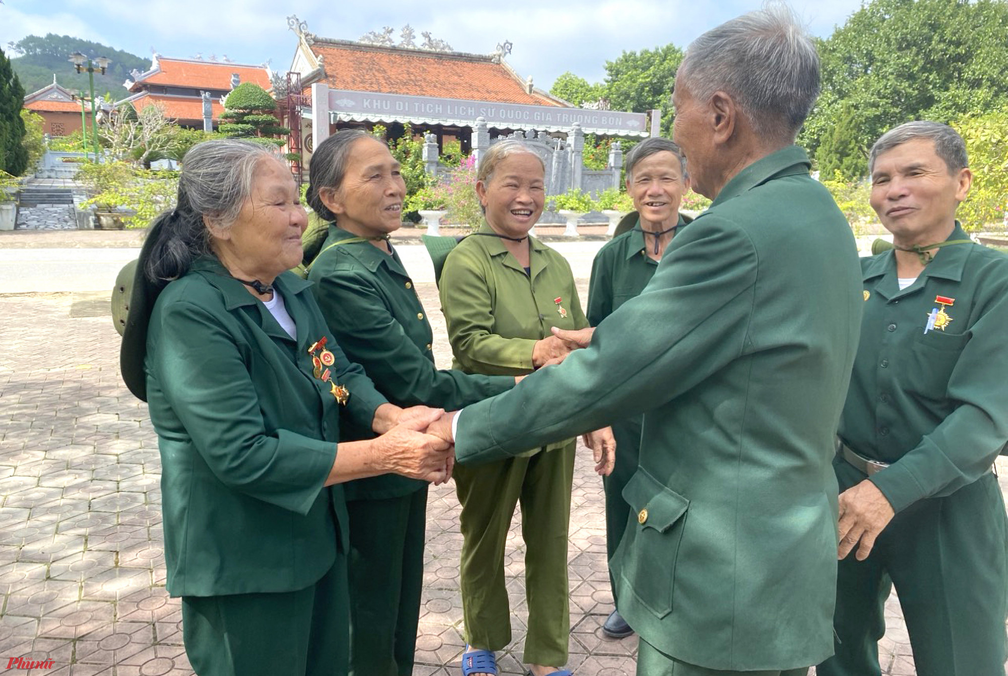Với những người cựu chiến binh, TNXP... về với Truông Bồn ngày chiến thắng là về thăm lại “chiến trường xưa”, nơi in dấu những ký ức không thể nào quên của một thời tuổi trẻ. Đây cũng là dịp để những người cựu binh gặp lại đồng đội xưa.