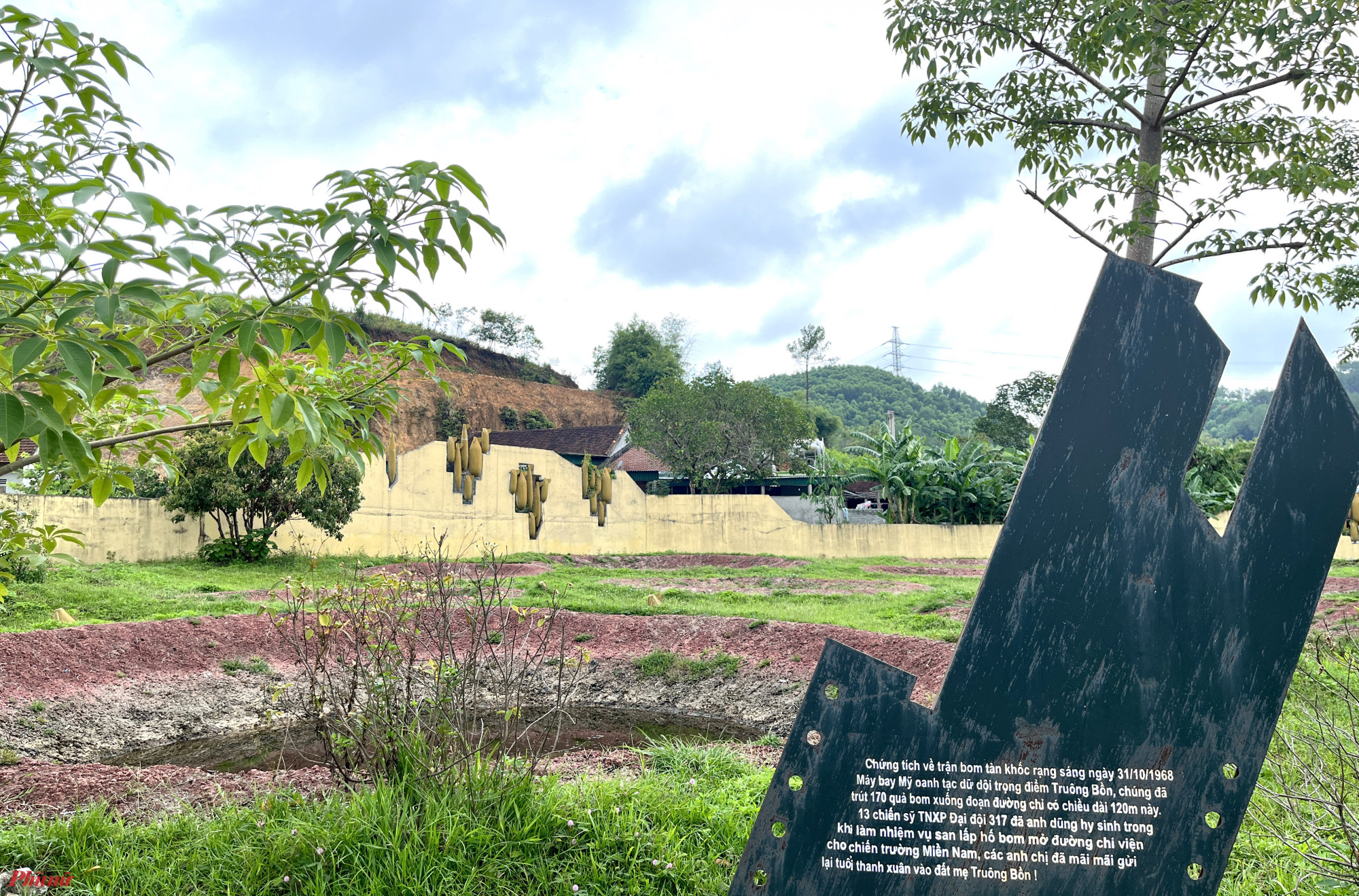 Truông Bồn là một đoạn đèo dốc dài khoảng 5km trên dãy núi Thung Nưa, nằm trên tuyến đường chiến lược 15A (xã Mỹ Sơn, huyện Đô Lương). Nơi đây từng phải hứng chịu hơn 18.900 quả bom các loại và hàng chục ngàn quả tên lửa.